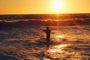 Mensch im Meer bei Sonnenuntergang