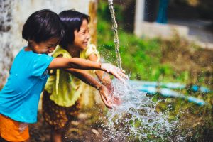 Kinder mit sauberem Wasser